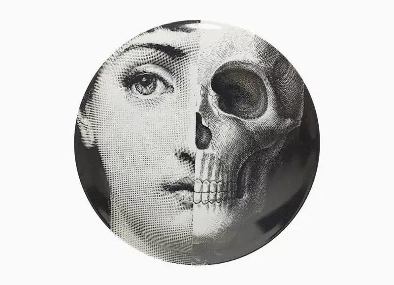 这是一款名为"半骷髅脸(half skull face)"的盘子,在盘子上一张人脸被